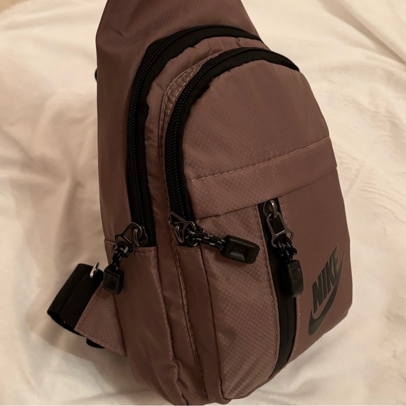 NWT Nike Sling Bag Backpack Carry On Shoulder School Bag Mauve Purple - Picture 4 of 5